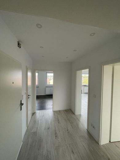 2-Zimmer Wohnung mit Balkon und Garage – Flur