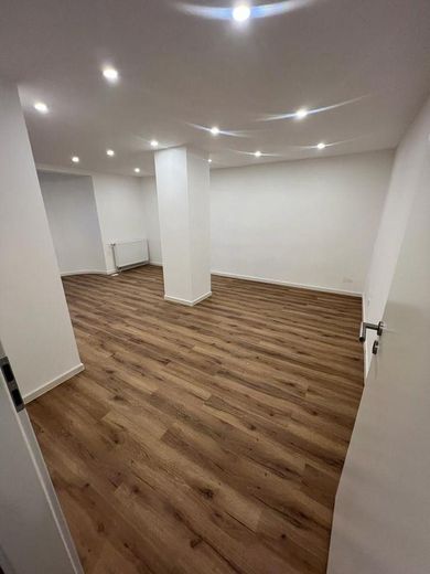 Modern bodrum kat dairesi ve bahçesi – Schlafzimmer