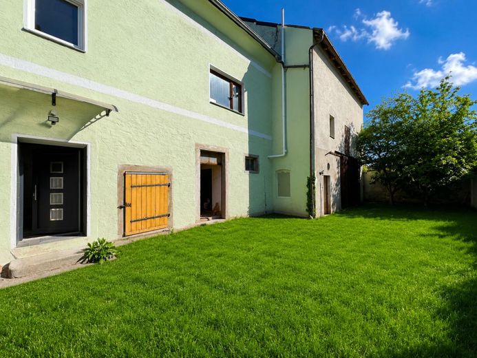 Saniertes Mehrfamilien-Haus mit PV-Anlage! 3 Wohnungen. Attraktive Kapitalanlage in Waidhaus Bayern – Garten