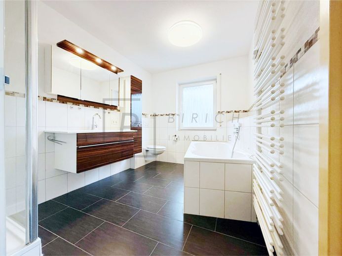 Massiv gebautes Wohnhaus mit Einliegerwohnung, Kamin und Waldrandlage – Innenaufnahmen