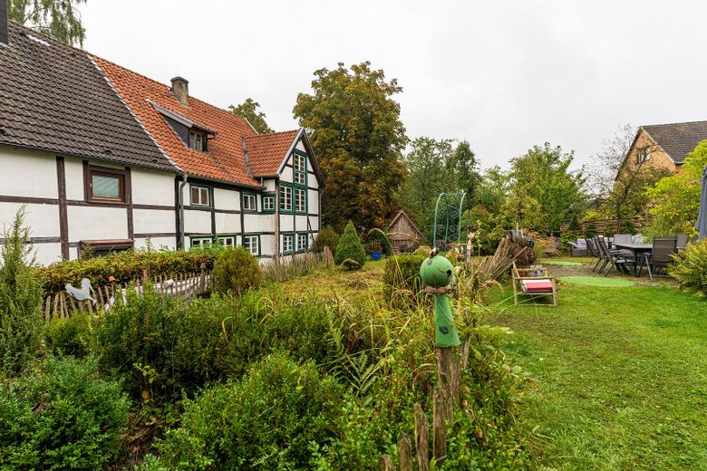 vielseitig verwendbares Zweifamilienwohnhaus im anerkannten Naturschutzgebiet – früher Kräutergarten