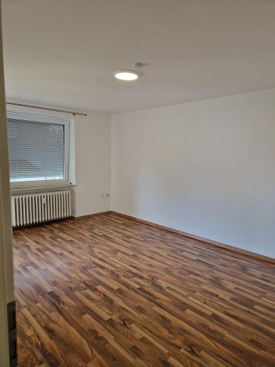 Merkezi konumda yenilenmiş 2 odalı daire – Straubinger tren istasyonu ve eski şehre yakın – Wohnzimmer