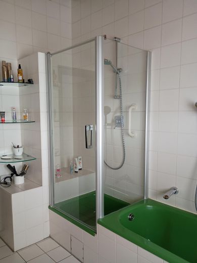 Villetta a schiera centrale ben tenuta con garage in posizione privilegiata – Duschkabine und Badewanne