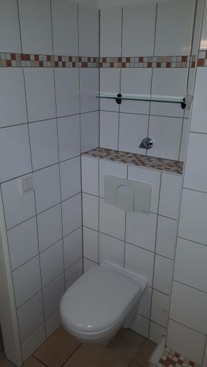 MFH Ratingen Mitte, 14 Wohnungen 790 qm Wfl., 6 Garagen, 3 Stellplätze – Whg. re, Duschbad
