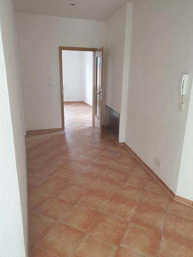 Bright 3-room apartment with large daylight bathroom and dressing room in Zwickau-Crossen – Flur