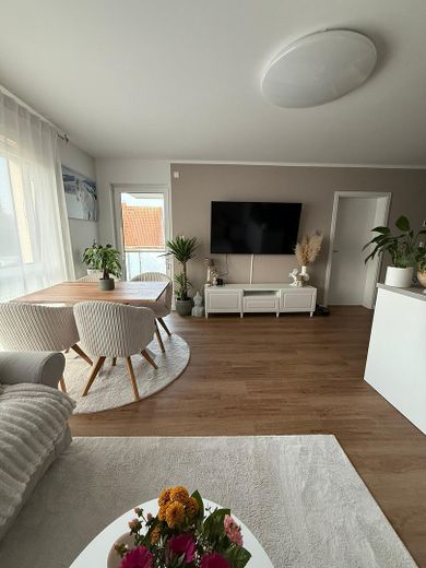 Neubau! Exklusive 3-Zimmer Wohnung mit Balkon! – Wohnzimmer