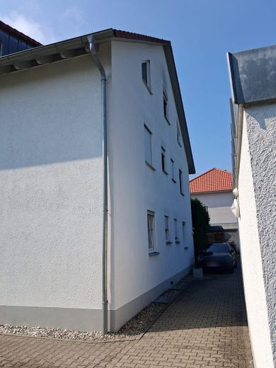 3-кімнатна терасна квартира з навісом для авто та часткою саду в Neu-Ulm/Burlafingen – Hausansicht Zugang zum Eingang