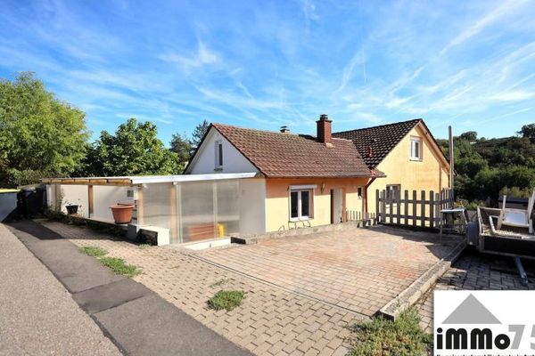 Wohnen, wo der Wein wächst: Haus mit überdachter Terrasse direkt an den Weinbergen