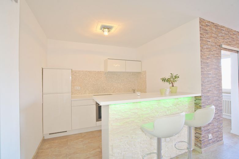 Lichtdoorstroomd appartement met keuken en balkon – Foto 10
