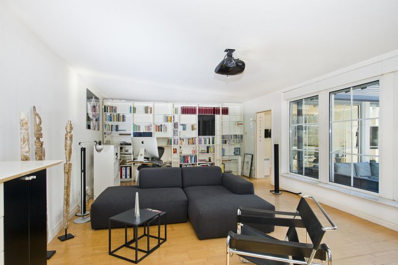 Haus im Bungalowstil als Fertigbau mit Pool, Nebengelass und großem Grundstück – Wohnzimmer