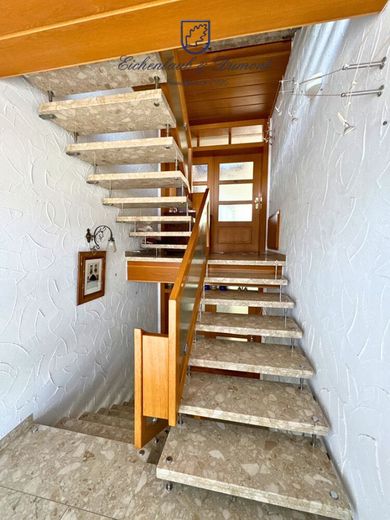 Gepflegtes 2-3 Familienhaus mit Garten + Garage, sofort verfügbar – Treppe zum OG