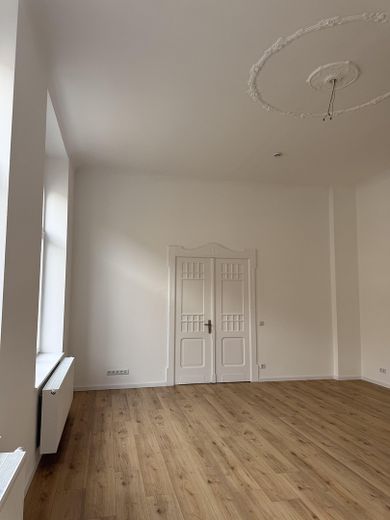 Erstbezug nach Sanierung – Stilvolle 4-Zimmer-Altbauwohnung mit 126 m² – Blick aus Wohnzimmer zur Tür