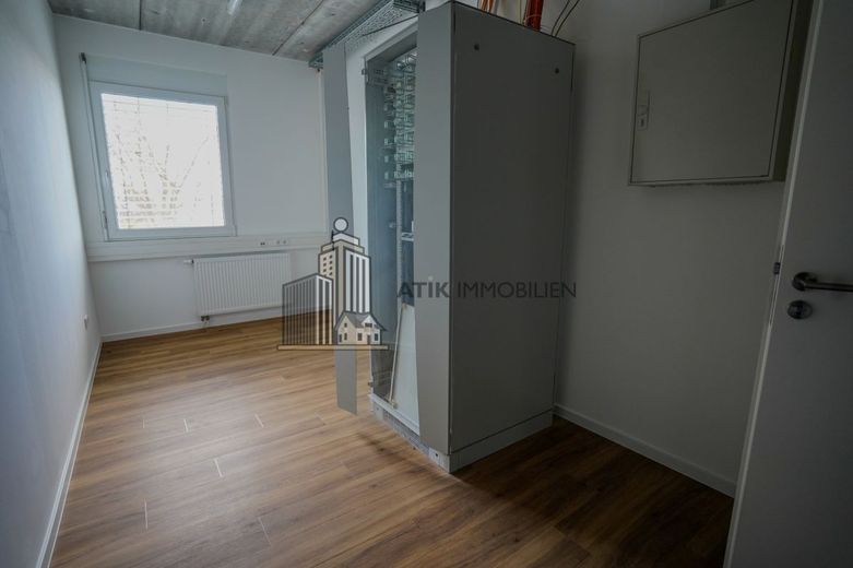 ATIK: Provisionsfrei - Erstbezug nach Sanierung - Repräsentative und Bürofläche mit EBK – Serverraum