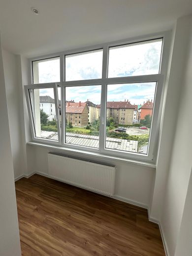 Lichtdurchflutete Altbauwohnung mit Einbauküche und Loggia - Erstbezug nach Sanierung – Wohnküche