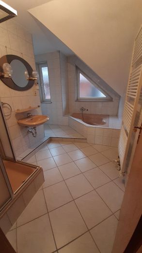 Bad im Dachgeschoss