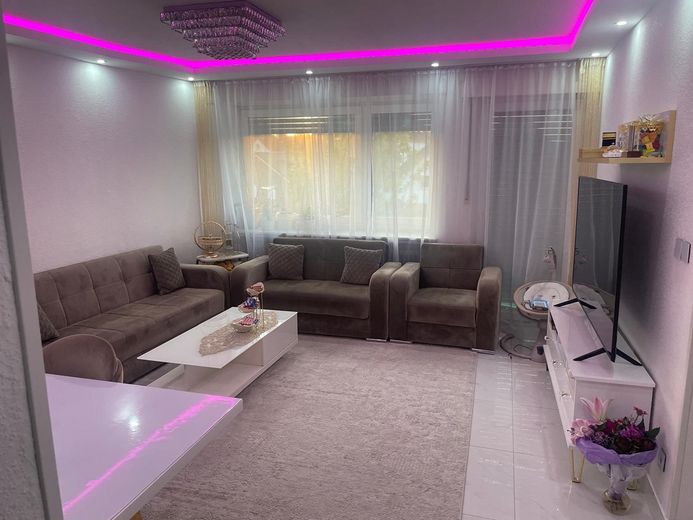 ¡Moderno piso de 3 habitaciones con plaza de aparcamiento en garaje subterráneo y ubicación privilegiada – ¡SIN COMISIÓN y disponible de inmediato! – Foto 1