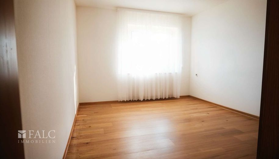 Vermietetes 2-Parteienhaus in schöner Lage – Schlafzimmer EG - (KI generiert)