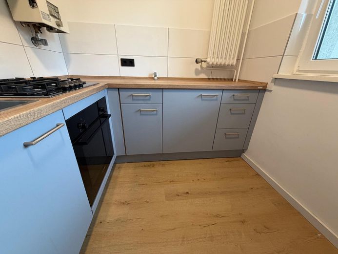 Joya residencial lista para entrar a vivir, con cocina a medida y tranquilo balcón con vistas al verde: ¡sin comisión! – Küche 2