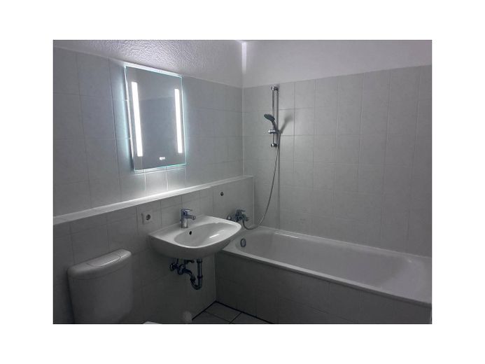 Accogliente appartamento di 2 locali con cucina componibile – Badezimmer
