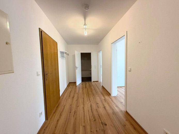 Hochwertige 3 Zimmer Wohnung mit großer Dachterasse inkl. EBK + Stellplatz - ab sofort verfügbar – Flur
