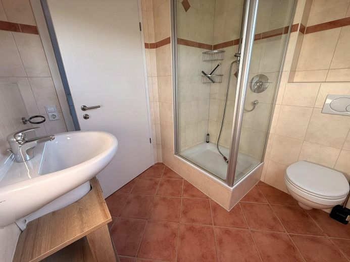 Provisionsfrei: Maisonette mit Hausgefühl, Südbalkon und 2 Tageslichtbädern inkl einem TG-Stellplatz – Duschbad 3.OG