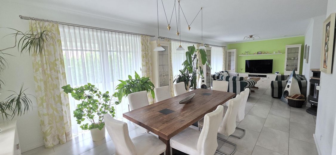 Geborgenheit und Entspannung im Bremer Speckgürtel: Einzigartige A+Stadtvilla mit Erdwärme, KfW 40 – Wohnzimmer