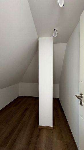 Charmante 50-qm-Wohnung mit neuer, moderner Einbauküche in vollständig saniertem Mehrfamilienhaus – Lager kammer