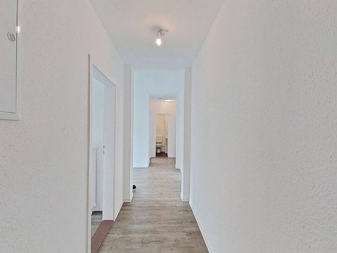 Große 3-Zi.-Whg. mit BALKON, EBK und viel Lichteinfall – Ansicht II: Flur
