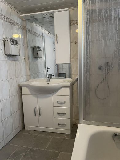 Dom jedno- lub dwurodzinny z pompą ciepła – bez prowizji – – Badezimmer EG