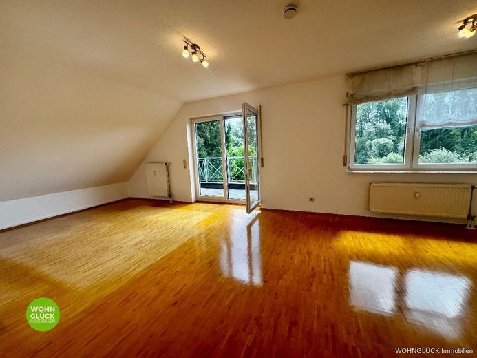 Bezaubernde Maisonette Wohnung mit Traumbalkon – Wohnzimmer