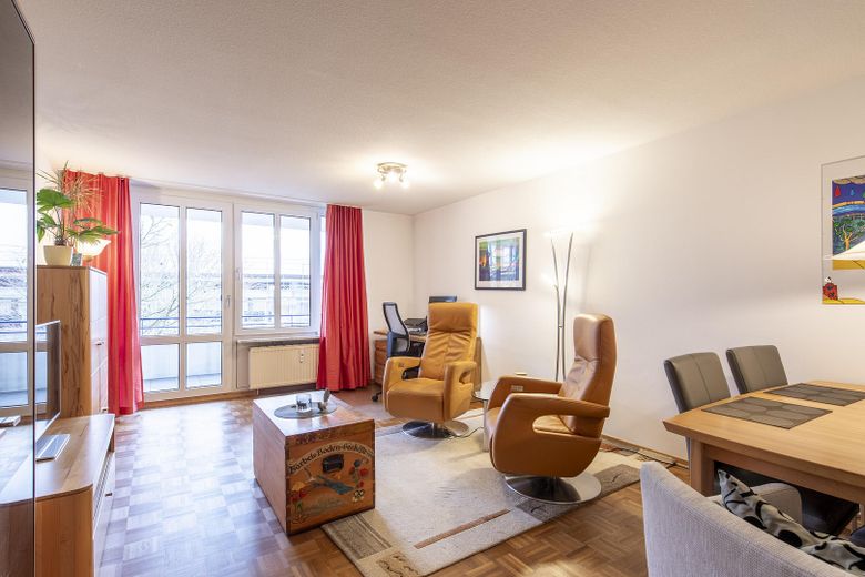 Schöne, helle 2-Zimmer-Wohnung mit Tageslichtbad und Balkon sowie Tiefgarage – Wohnzimmer