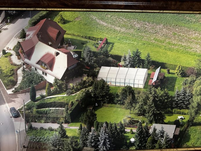 Gepflegtes Einfamilienhaus mit Weitblick und Pool in Kollau – Luftbild