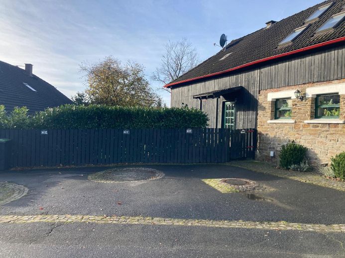 Historischer Bauernhof mit 3 Wohneinheiten & Stall – Leben, Arbeiten, Vermieten nahe Köln & Bonn – Parkplatz und Eingang 47a