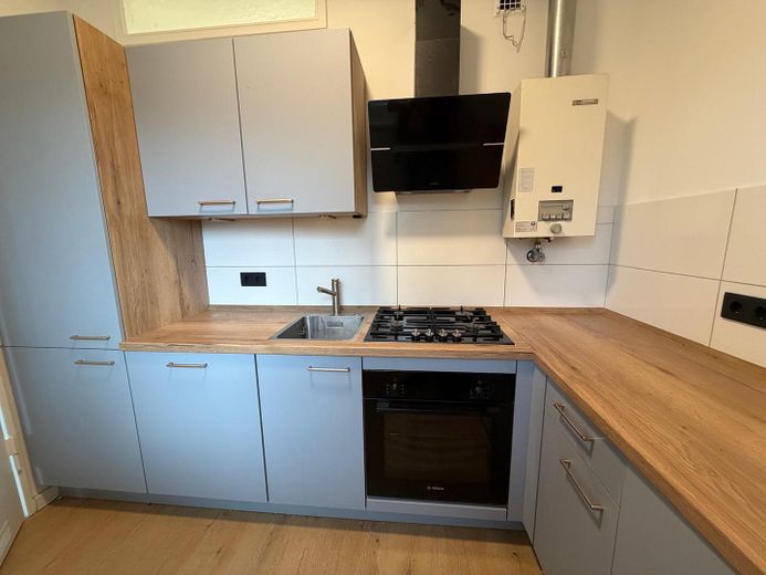 Joya residencial lista para entrar a vivir, con cocina a medida y tranquilo balcón con vistas al verde: ¡sin comisión! – Küche 1