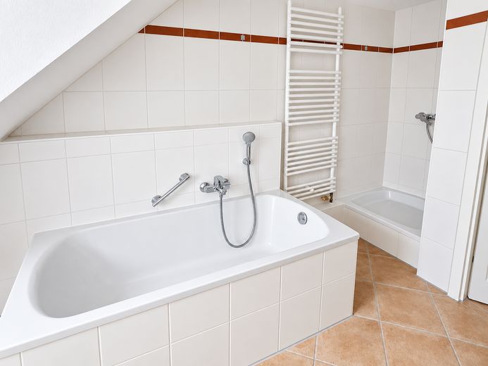 Schöne DG-Wohnung mit Einbauküche im Herzen Haar's – Badewanne und Dusche