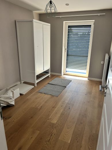 Moderna y luminosa vivienda pareada de planta abierta con jardín – Foto 10