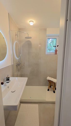 Licht 3-kamerappartement, volledig gerenoveerd, met balkon bij het stadspark en parkeerplaats in de ondergrondse garage – Duschbad 