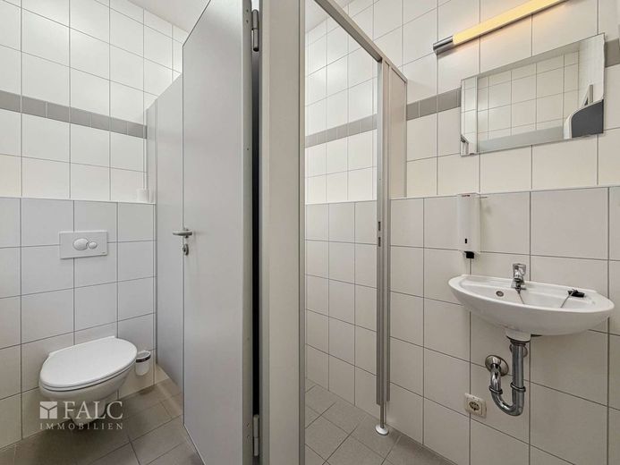 *Verk.* Imposantes Eckhaus in zentraler Lage - Investieren mit Perspektive – Toiletten Gewerbe