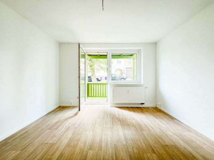 Helle Hochparterre-Wohnung: Frisch renoviert, Balkon & gepflegte Grünflächen – Foto 1
