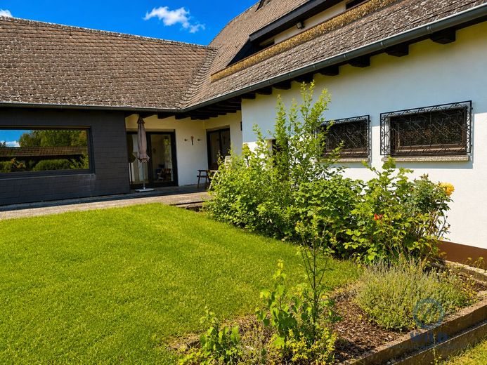 Großzügiges Einfamilienhaus mit Studio, Loggia &amp; Terrasse in Heusweiler – Terasse+Garten