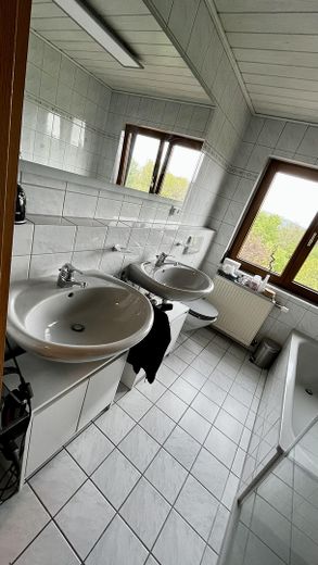 Lichtdurchflutete 3,5-Zimmer-Dachgeschosswohnung mit Balkon, Wärmepumpe und PV-Anlage – Bad