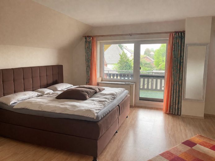 Exclusive House with Garage and Three Parking Spaces – OG Zimmer 1 mit Loggia