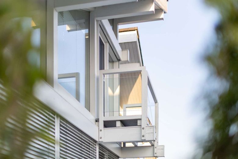 Hochwertige Design-Villa am Ortsrand – Balkon Detailfoto