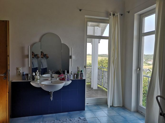 Sonnige Aussichtslage – Blick vom Bad zum Balkon
