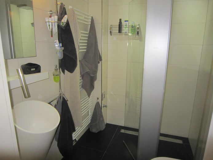 Bad mit Designer-Waschbecken
