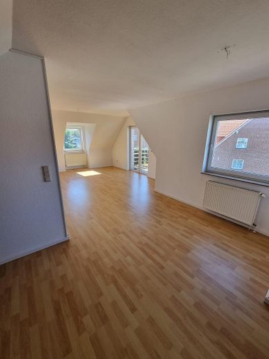3-room maisonette apartment in Schwalbenweg/ Welsleben – Wohnzimmer