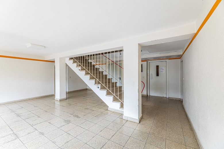 Hauseingang und Aufzug