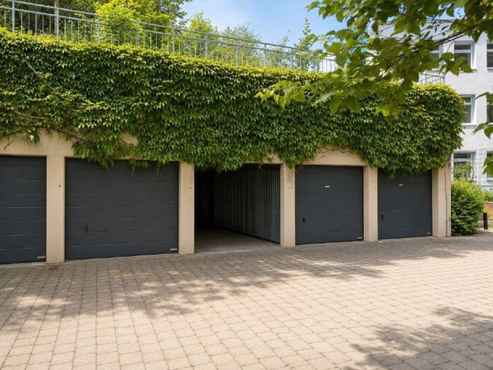 Große Doppelgarage in ruhigem Hinterhof zur Vermietung! – Foto 1