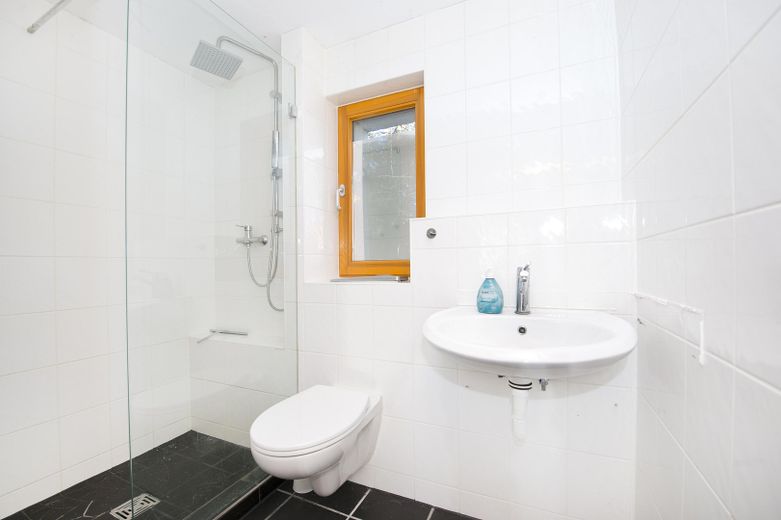 Haus im Bungalowstil als Fertigbau mit Pool, Nebengelass und großem Grundstück – Bad im Nebengebäude