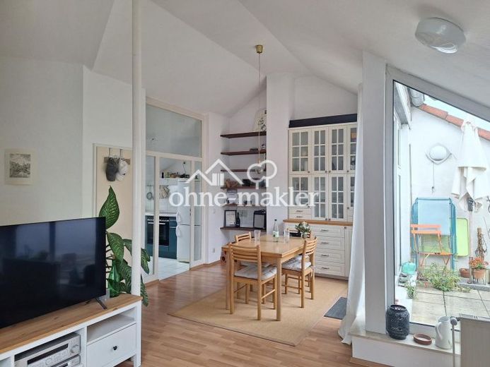 Traumhafte 2-Zi Dachgeschosswohnung mit Loggia im Grünen, freigestellt – Foto 1